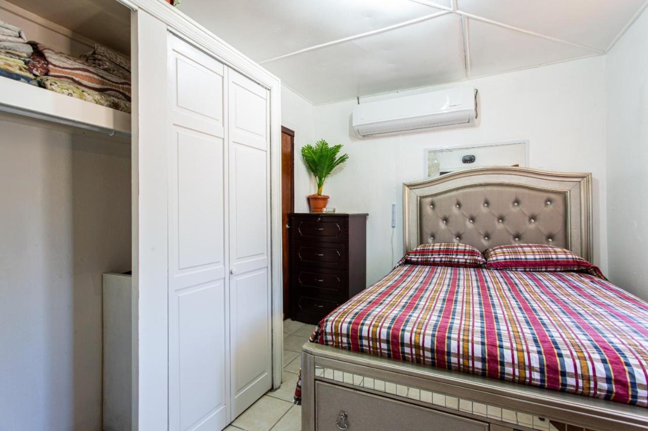 Moonlight Cottage East End Village 外观 照片