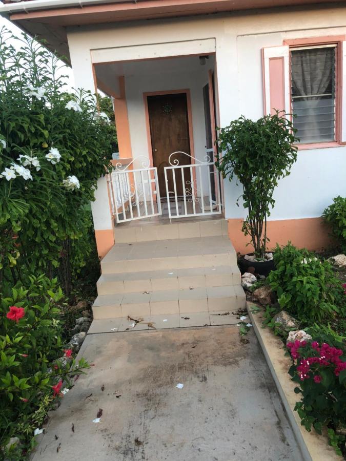 Moonlight Cottage East End Village 外观 照片